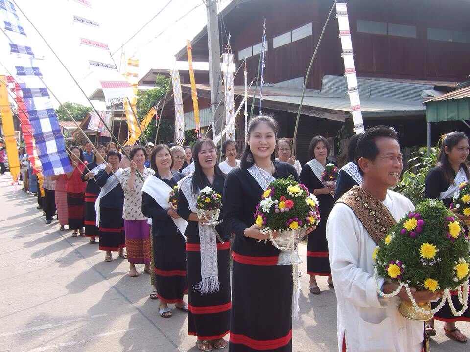 ททท. สำนักงานแพร่ ขอเชิญชมพิธีนึ่งข้าวทิพย์จากไหข้าวไม้ตะเคียนพันปี  ที่ใหญ่ที่สุดในโลกในงานนมัสการพระธาตุวังหลวง ประจำปี ๒๕๕๗